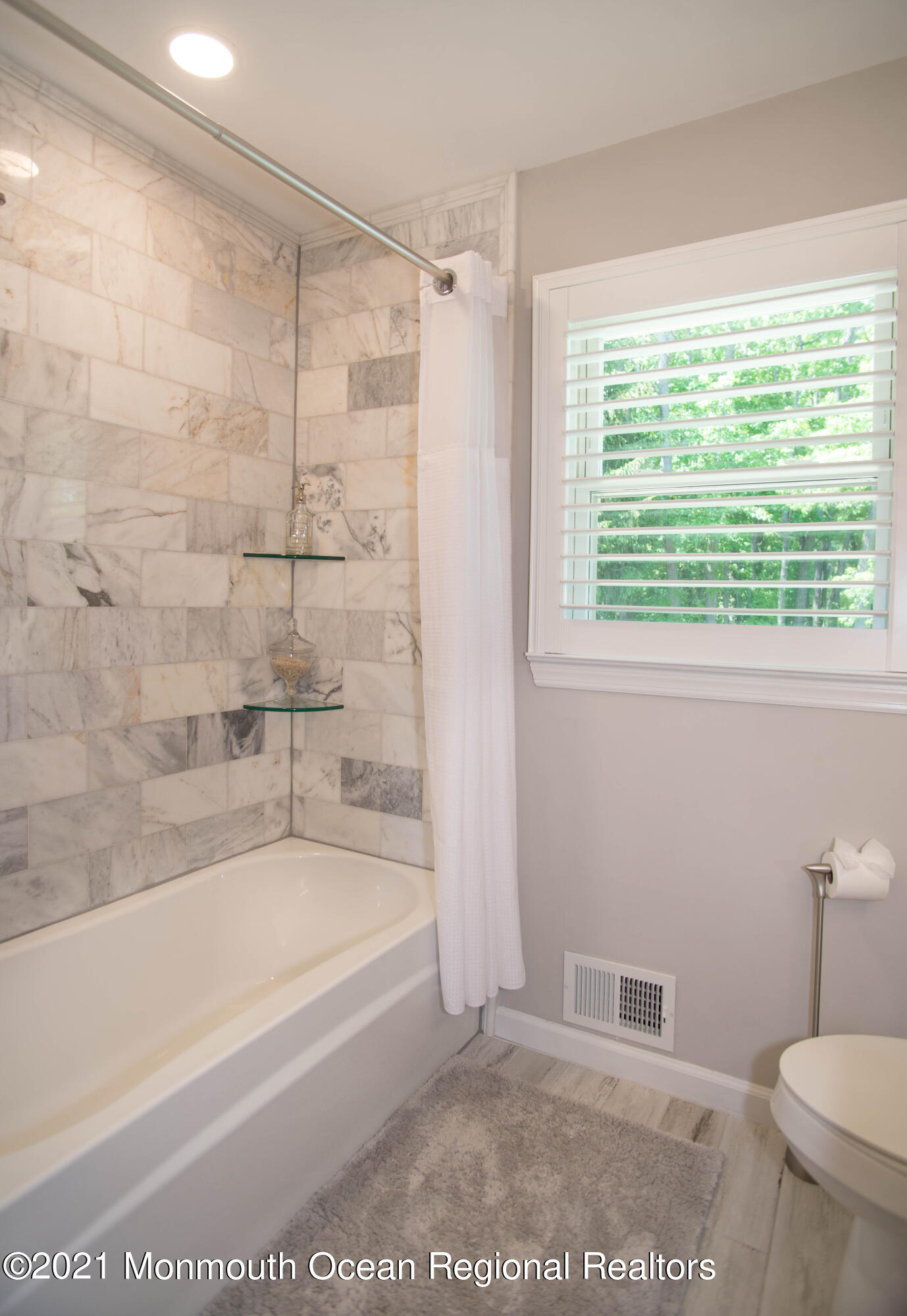 25 Sandybrook Road Manalapan, NJ 07726 - Photo 22 of 34 _RMJ9962 2nd bathroom