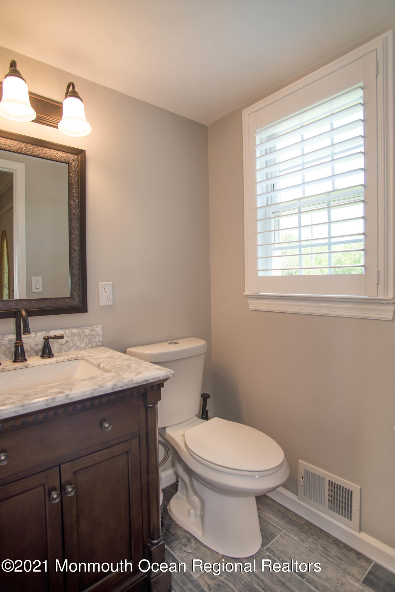 25 Sandybrook Road Manalapan, NJ 07726 - Photo 8 of 34 _RMJ9932 half bath