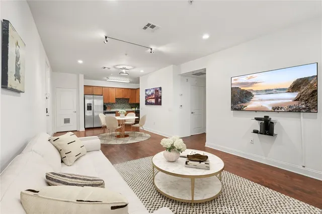 $495,000 | 6938 Laurel Canyon Boulevard, Unit 204, North Hollywood, CA 91605