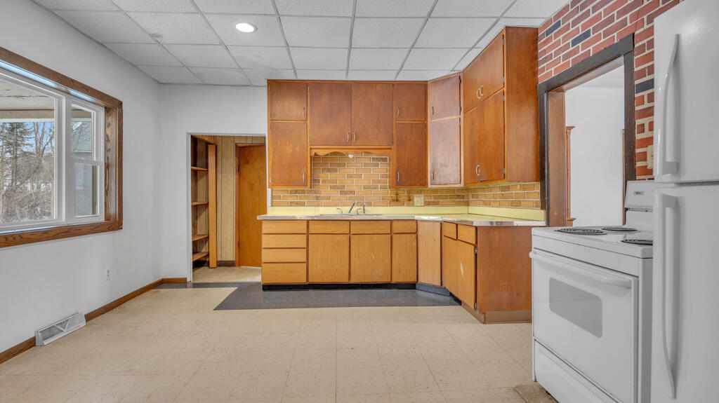 13113 Pioneer Road, Unit 13115 Meeme, WI 53063 - Photo 10 of 37 Kitchen Lower