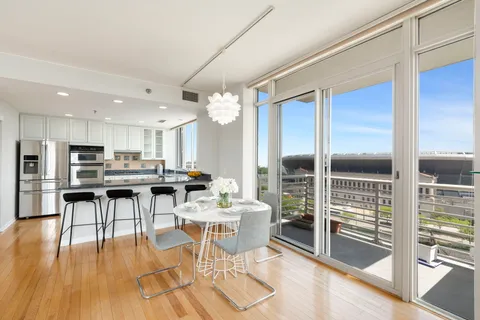$800,000 | 1515 South Prairie Avenue, Unit 1306, Chicago, IL 60605