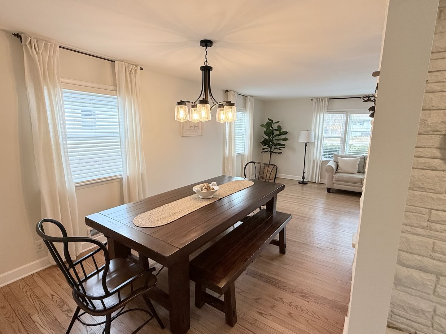 515 Roberts Lane Batavia, IL 60510 - Photo 13 of 42 a living room with furniture and a table