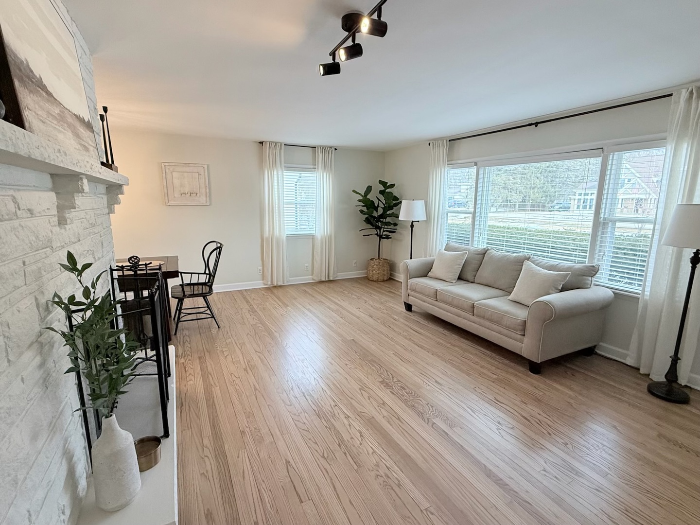 515 Roberts Lane Batavia, IL 60510 - Photo 19 of 42 a living room with furniture and a large window