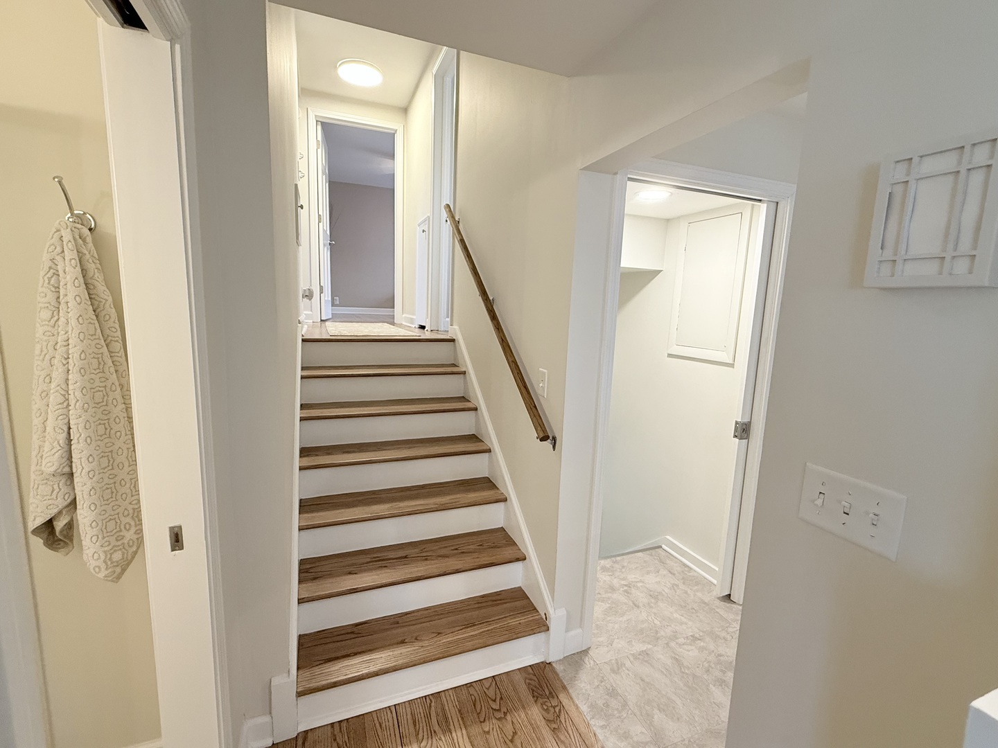 515 Roberts Lane Batavia, IL 60510 - Photo 23 of 42 a view of a hallway with wooden floor and entryway