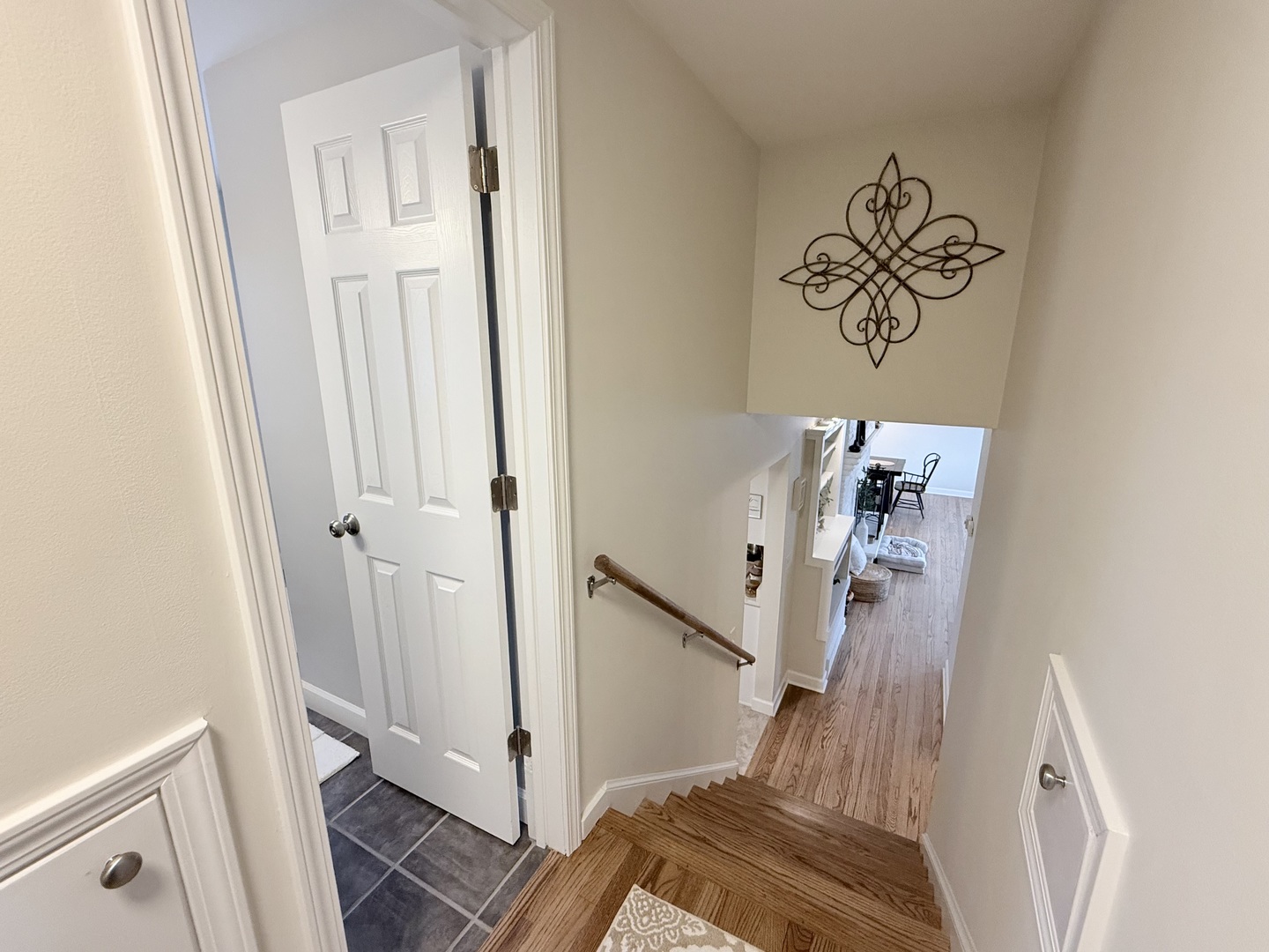 515 Roberts Lane Batavia, IL 60510 - Photo 24 of 42 a view of a hallway with white walls and entryway