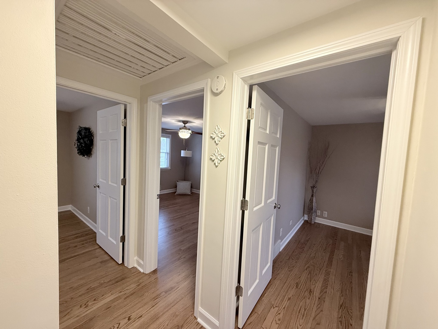 515 Roberts Lane Batavia, IL 60510 - Photo 25 of 42 a view of a hallway with wooden floor