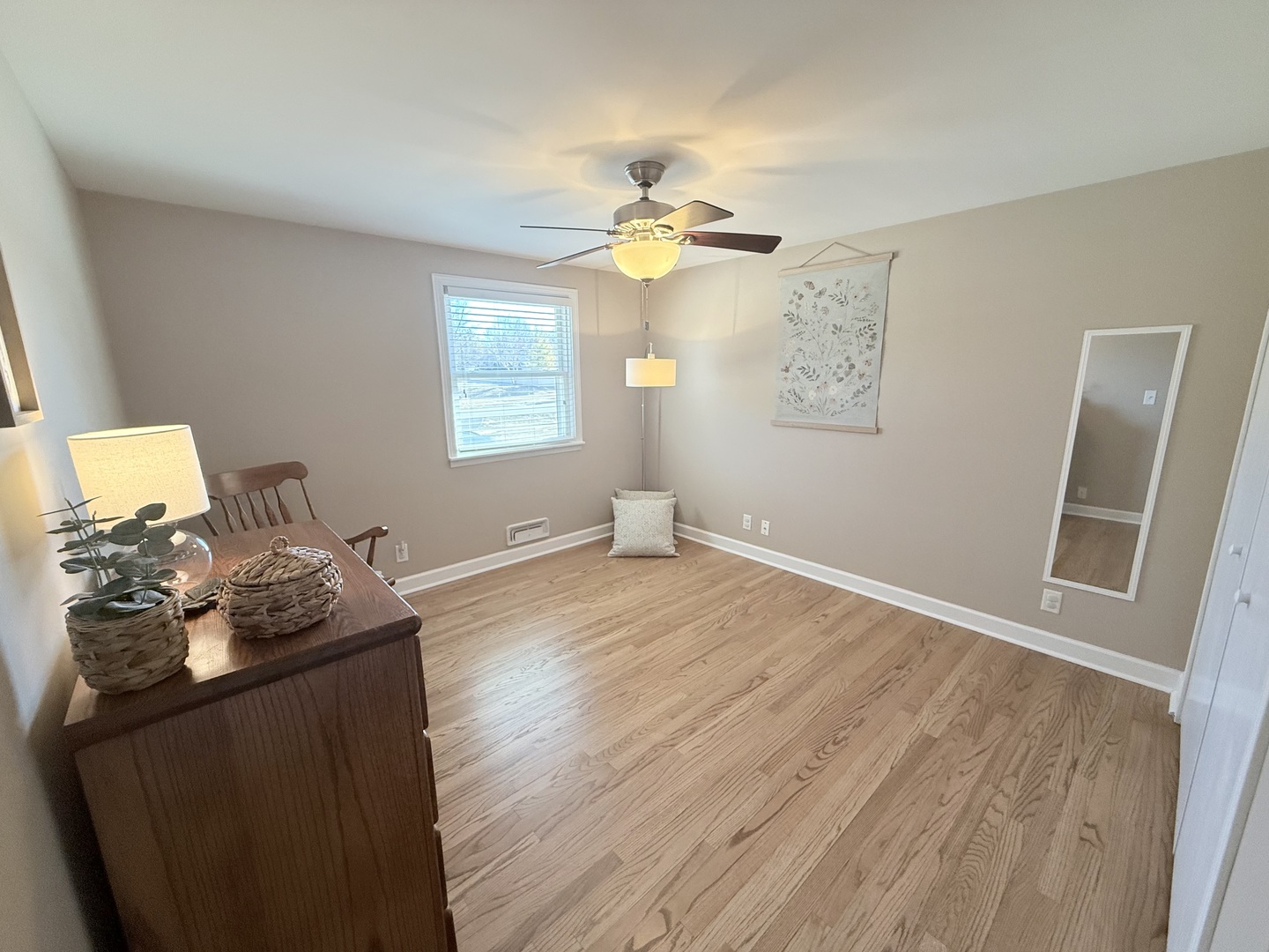 515 Roberts Lane Batavia, IL 60510 - Photo 27 of 42 a dining room with wooden floor