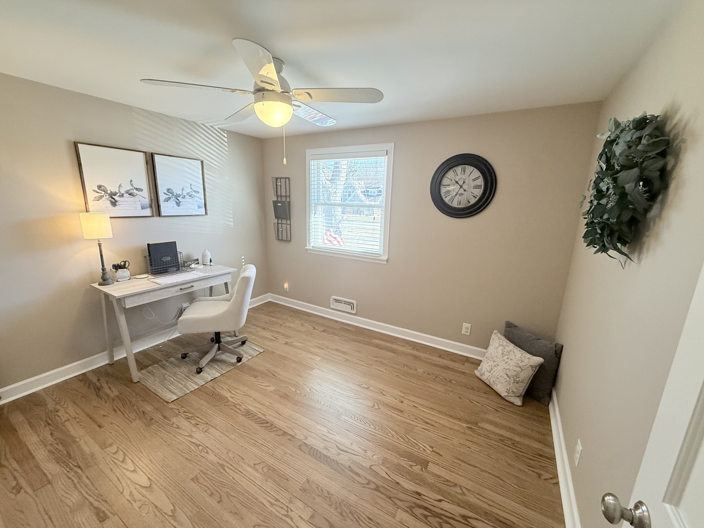 515 Roberts Lane Batavia, IL 60510 - Photo 28 of 42 a workspace with wooden floor