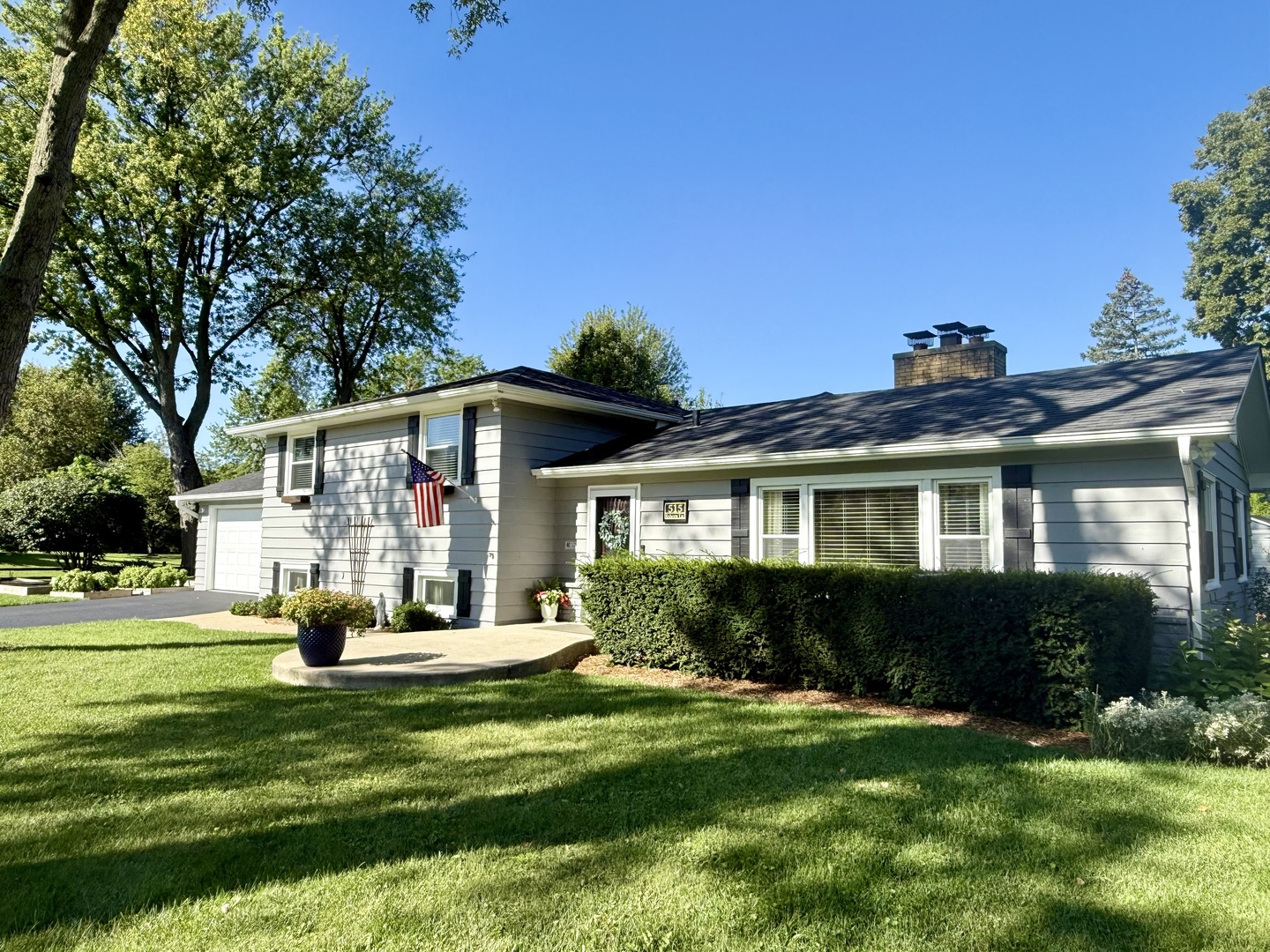 515 Roberts Lane Batavia, IL 60510 - Photo 3 of 42 a front view of a house with a garden