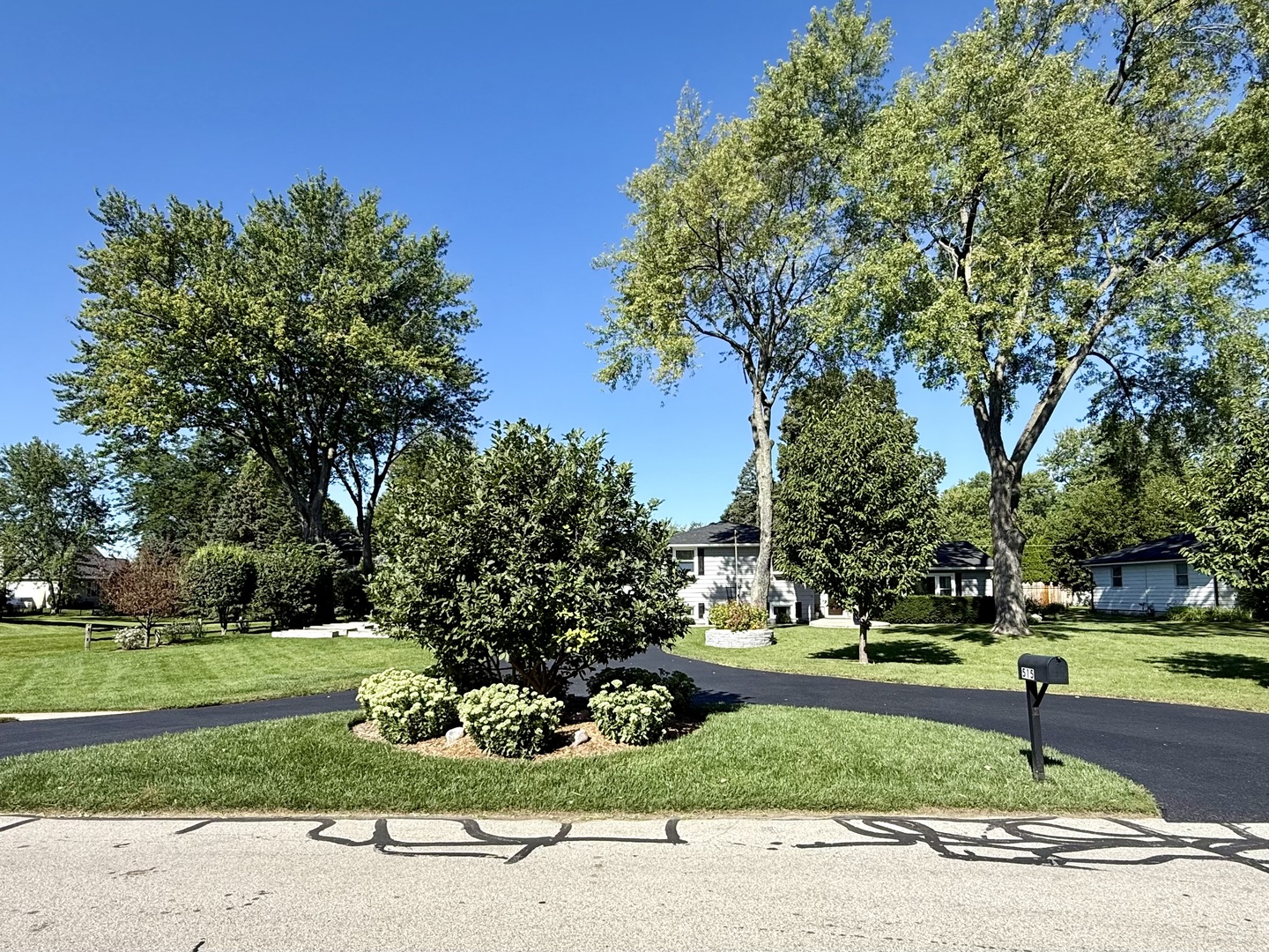 515 Roberts Lane Batavia, IL 60510 - Photo 4 of 42 a view of a fountain in front of a house