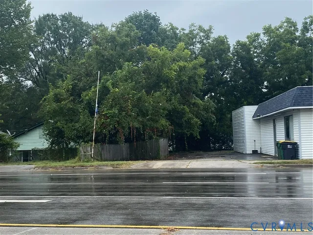 a view of a yard in front of a house