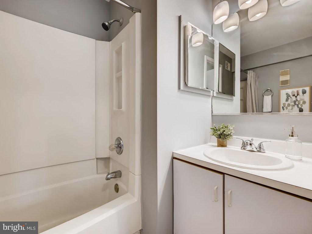 107 West Conway Street, Unit R51 Baltimore, MD 21201 - Photo 14 of 22 Bath 1