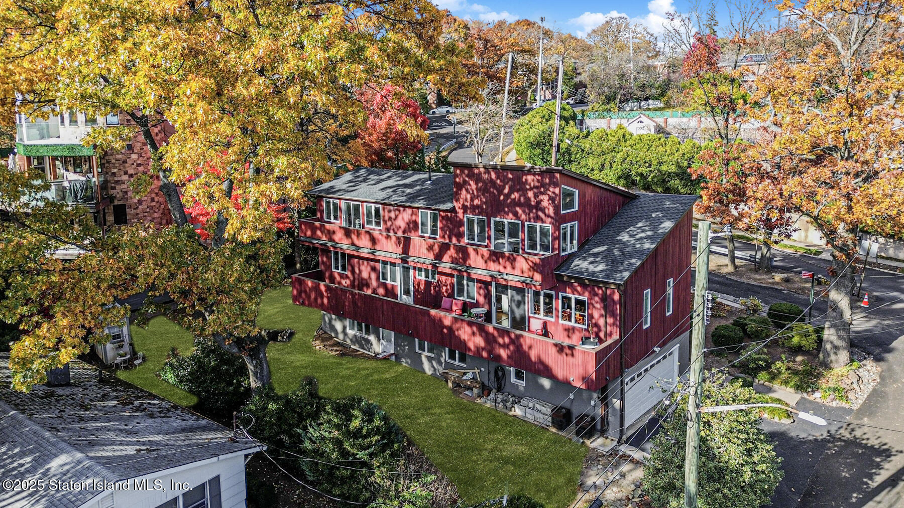 a sign that is sitting on a brick wall