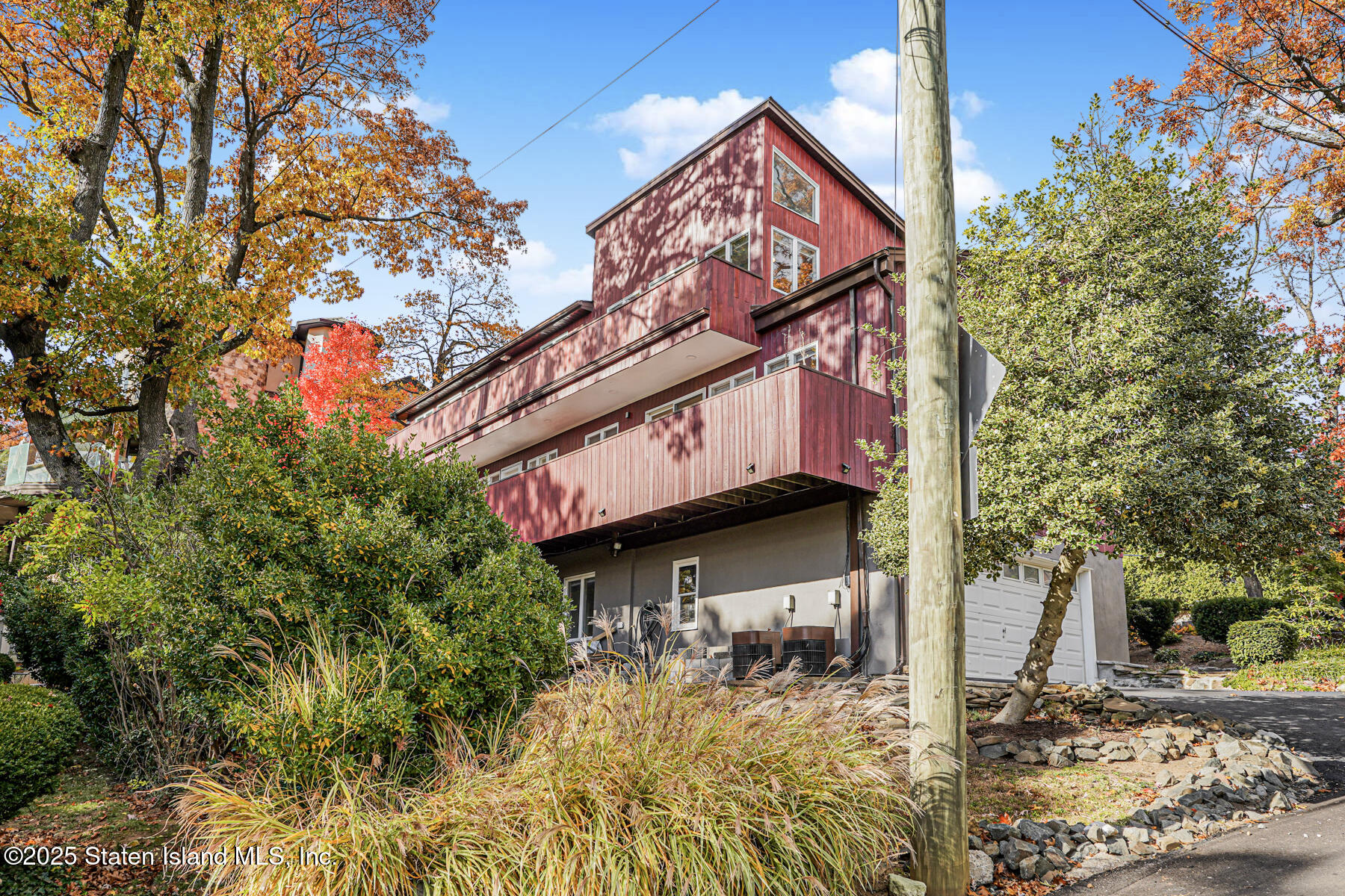 20 Signal Hill Road Staten Island, NY 10301 - Photo 36 of 42 a view of a house with a yard