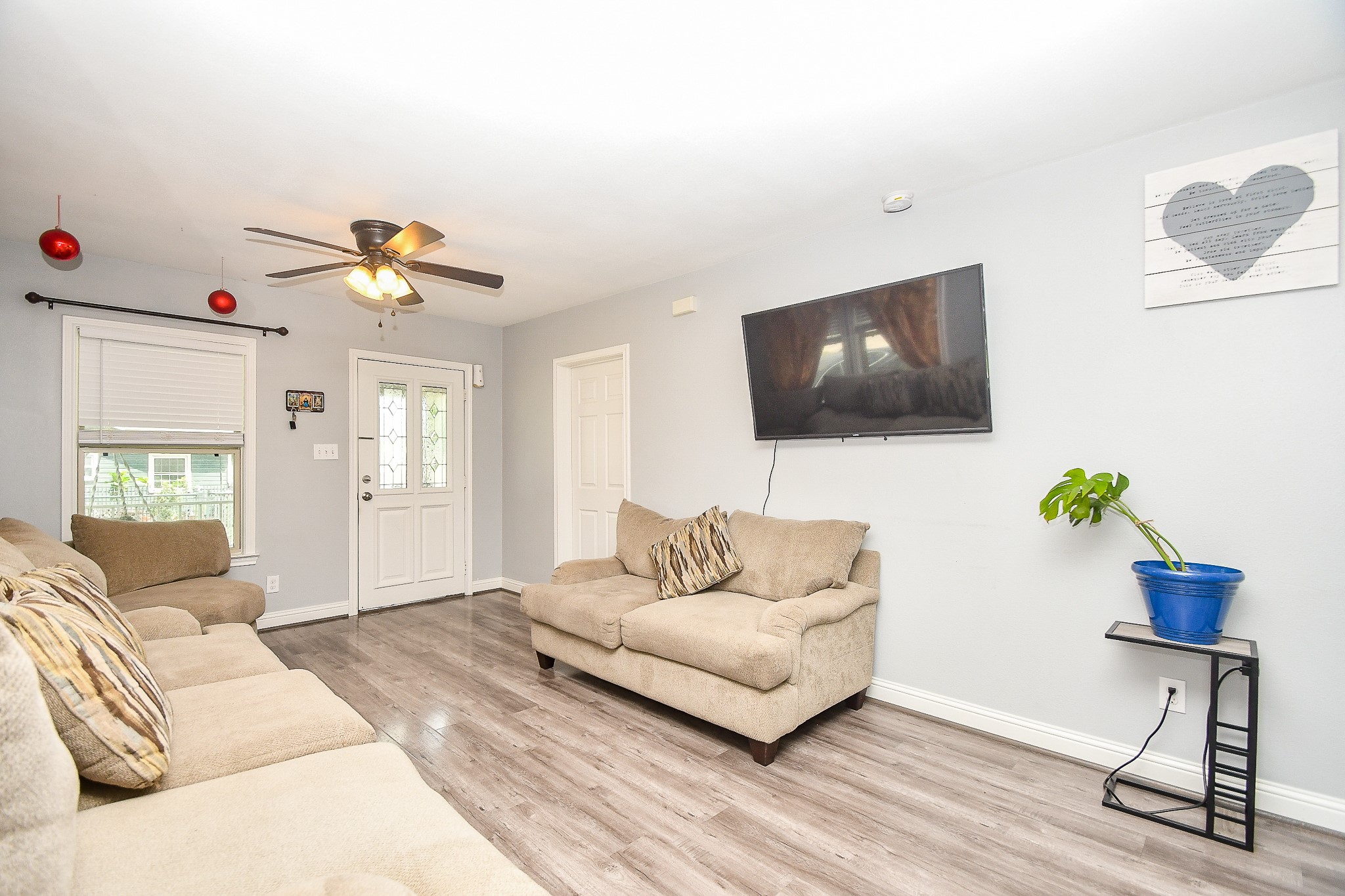 1607 Sylvester Road Houston, TX 77009 - Photo 12 of 32 a living room with furniture and a flat screen tv