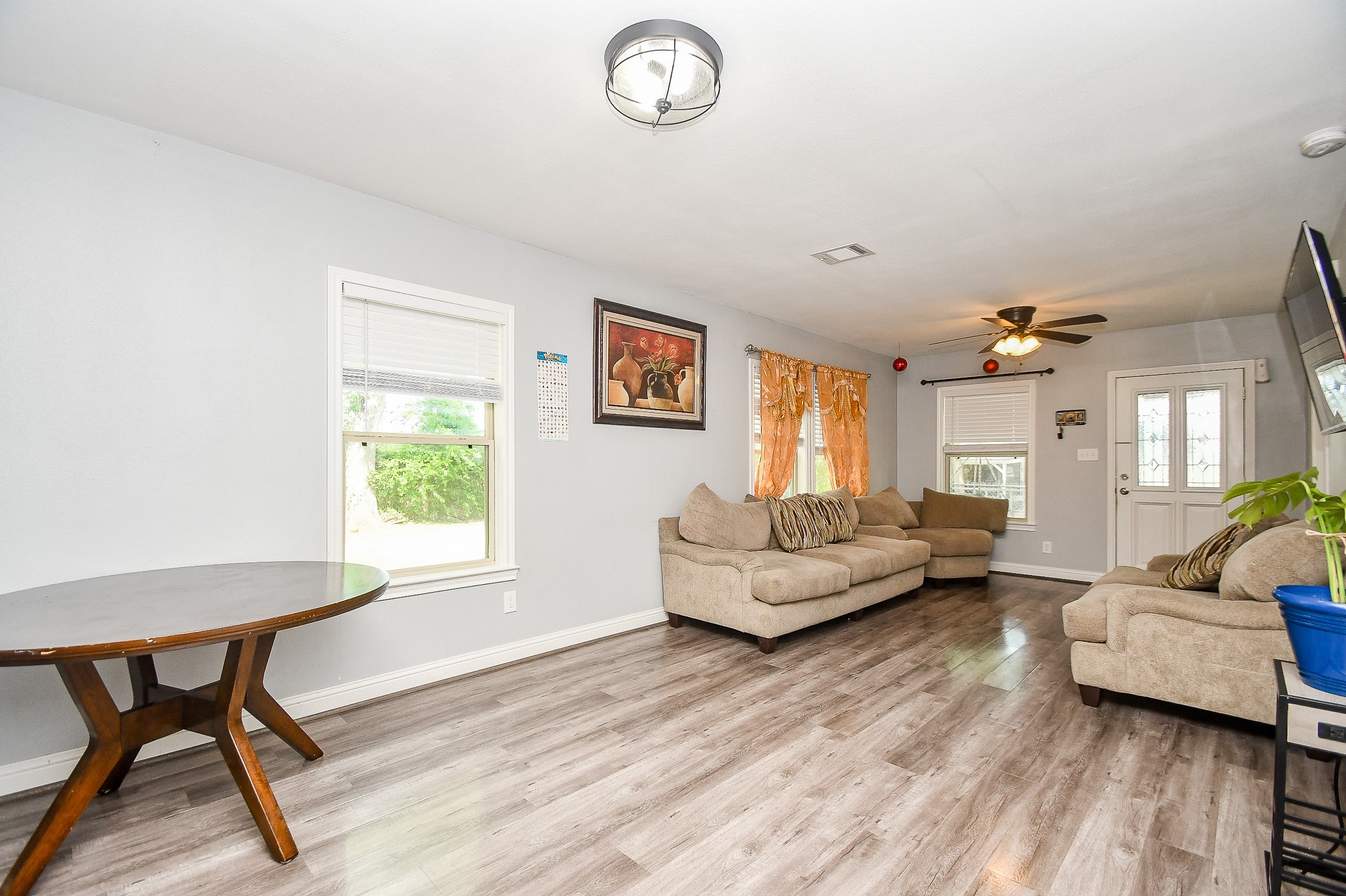 1607 Sylvester Road Houston, TX 77009 - Photo 14 of 32 a living room with furniture and a window