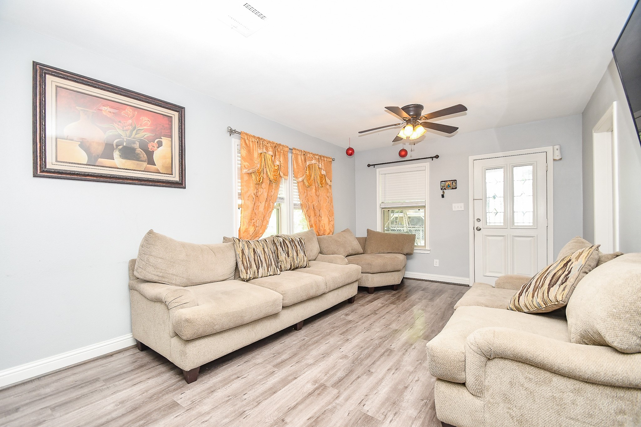 1607 Sylvester Road Houston, TX 77009 - Photo 17 of 32 a living room with furniture and window