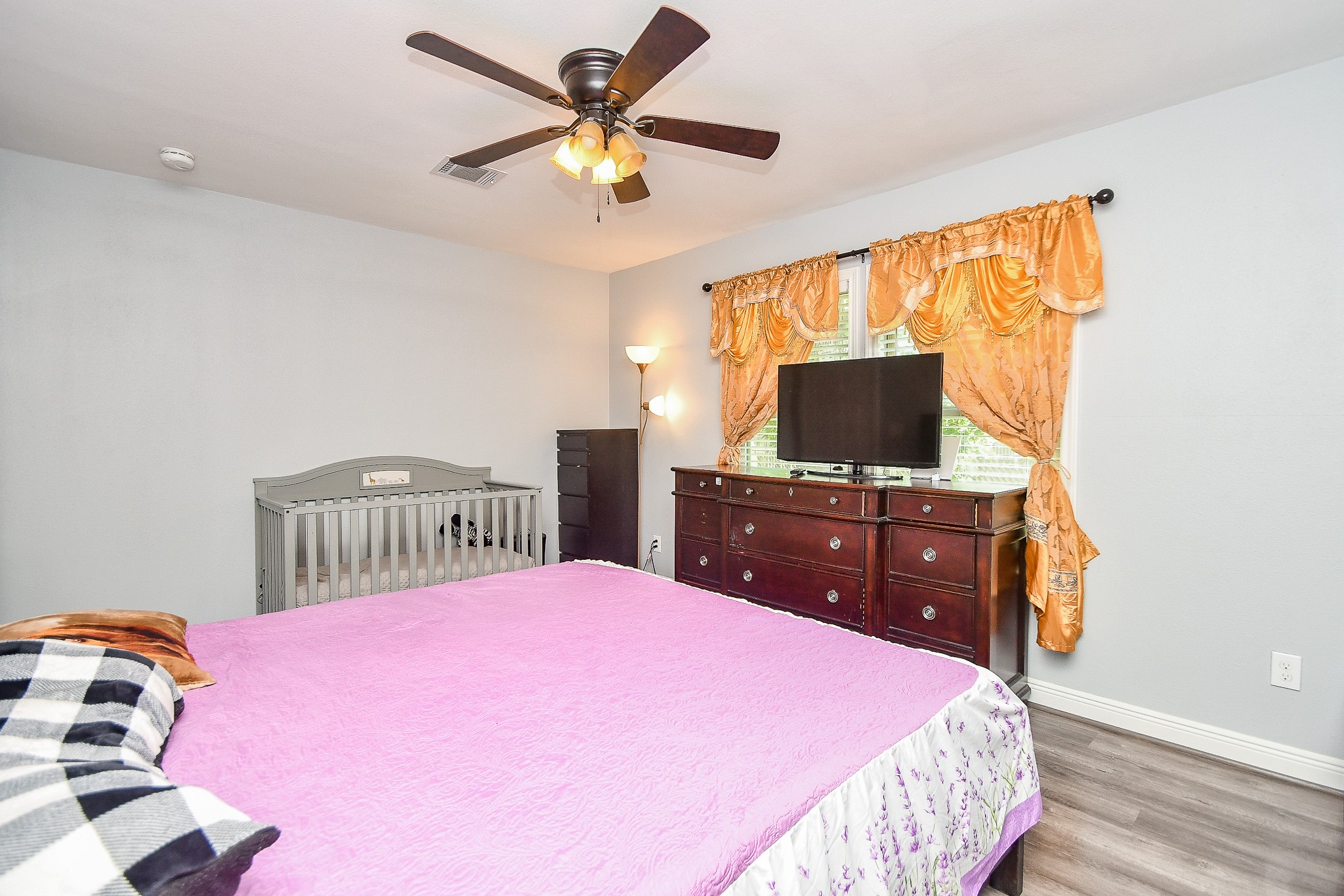 1607 Sylvester Road Houston, TX 77009 - Photo 18 of 32 a bedroom with a bed and a flat screen tv