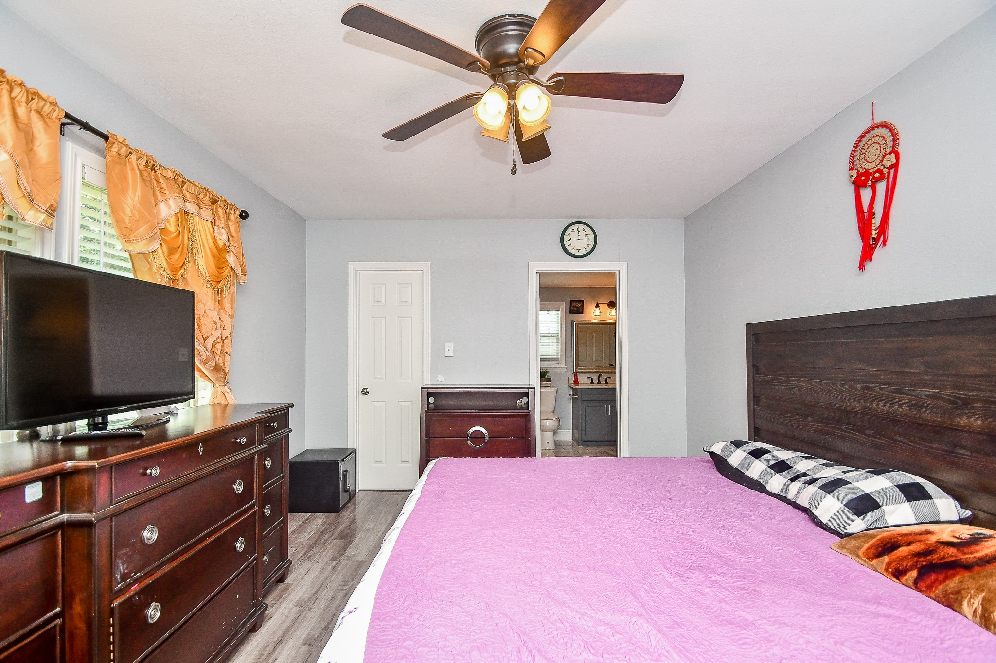 1607 Sylvester Road Houston, TX 77009 - Photo 19 of 32 a bedroom with a bed and a flat screen tv