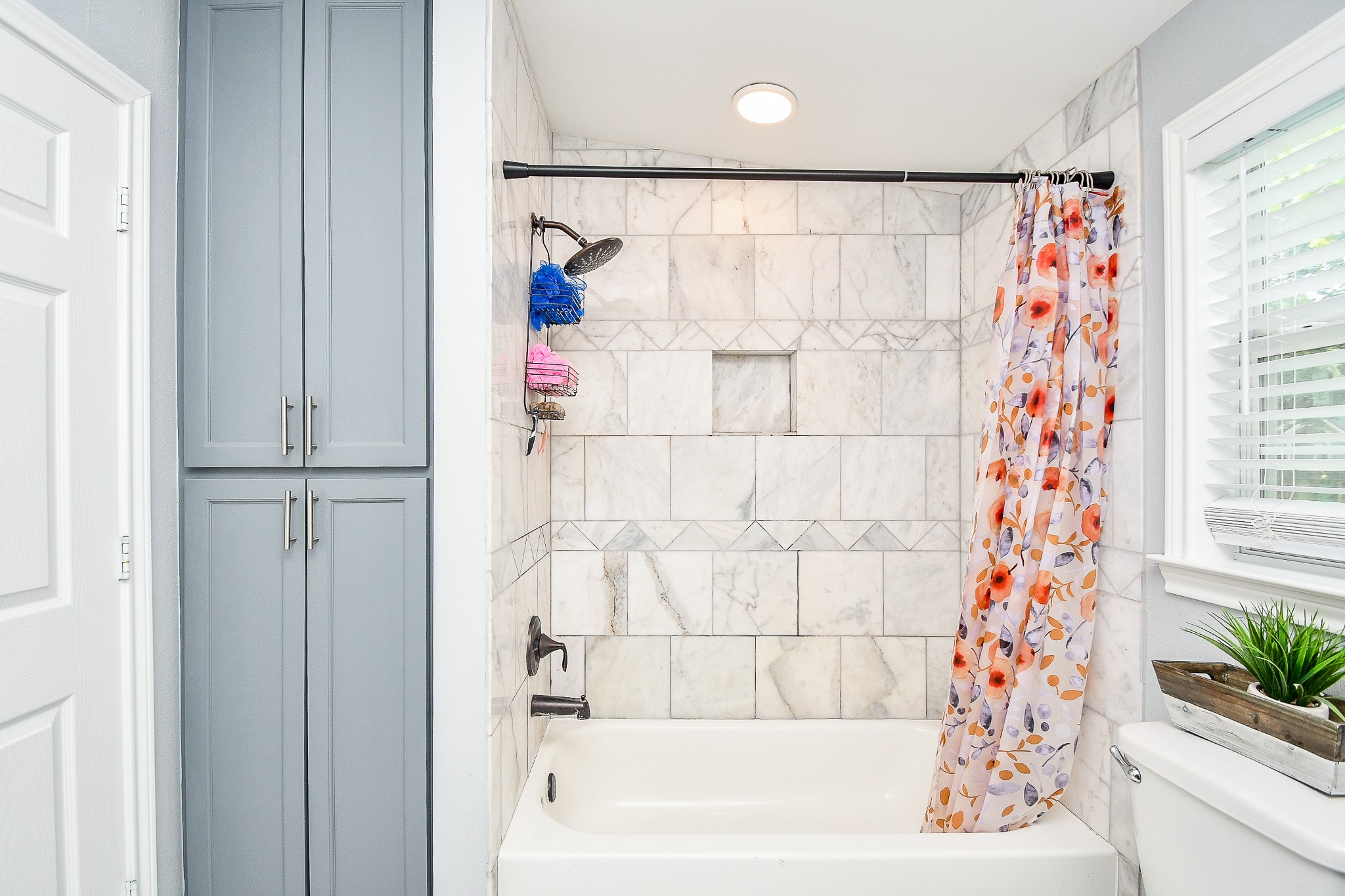 1607 Sylvester Road Houston, TX 77009 - Photo 20 of 32 a bathroom with a bathtub and shower