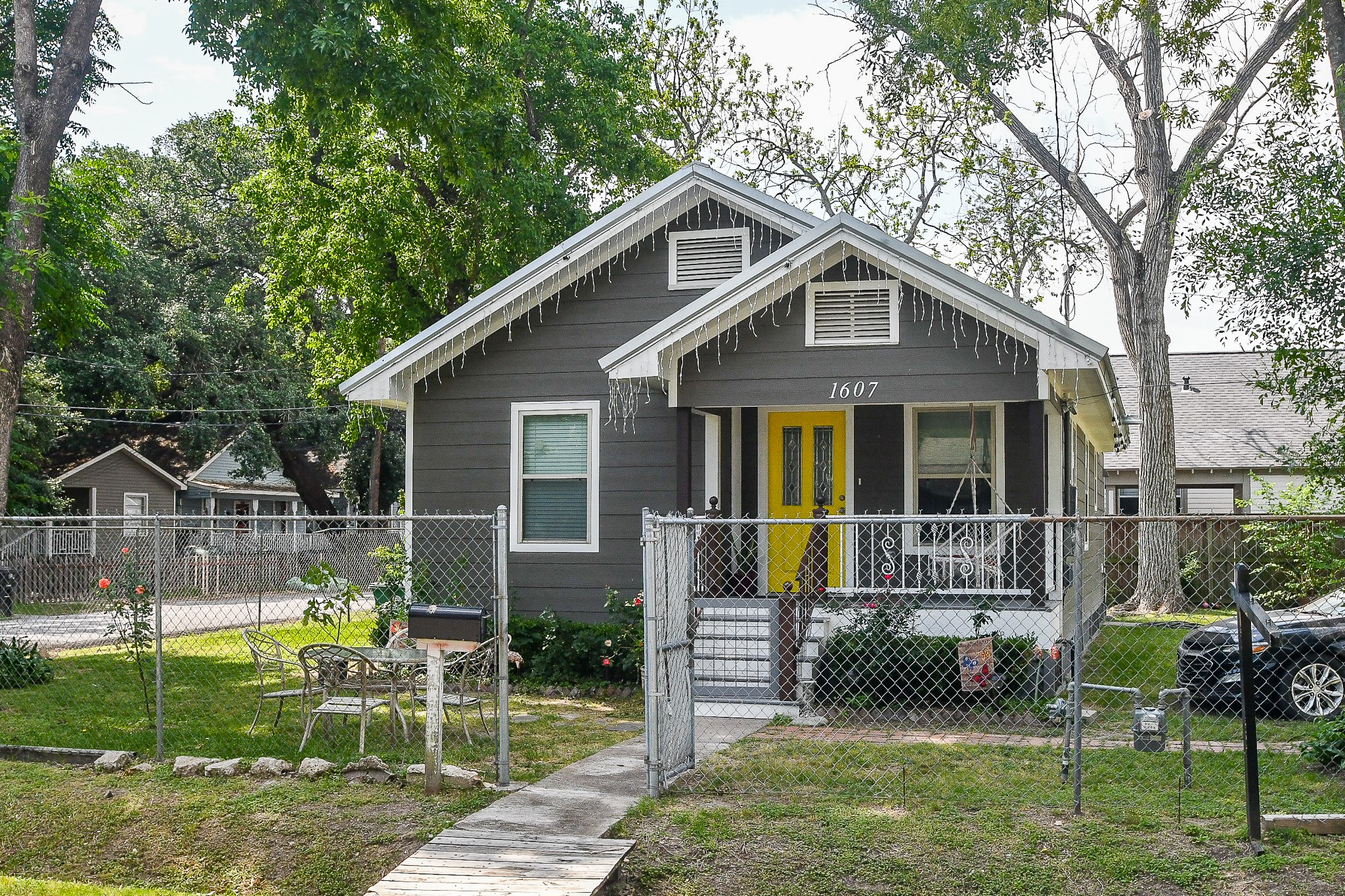 1607 Sylvester Road Houston, TX 77009 - Photo 2 of 32 a front view of a house with garden