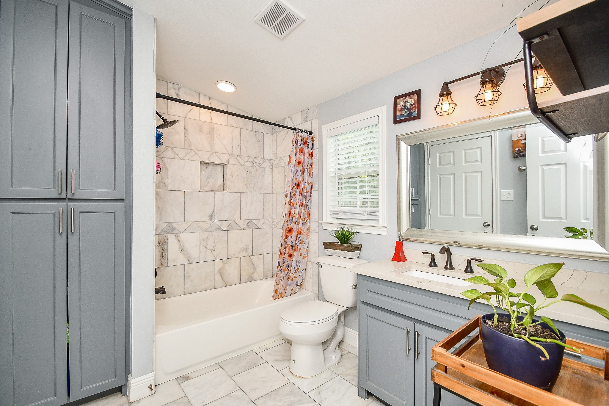 1607 Sylvester Road Houston, TX 77009 - Photo 22 of 32 a bathroom with a sink a toilet and bathtub