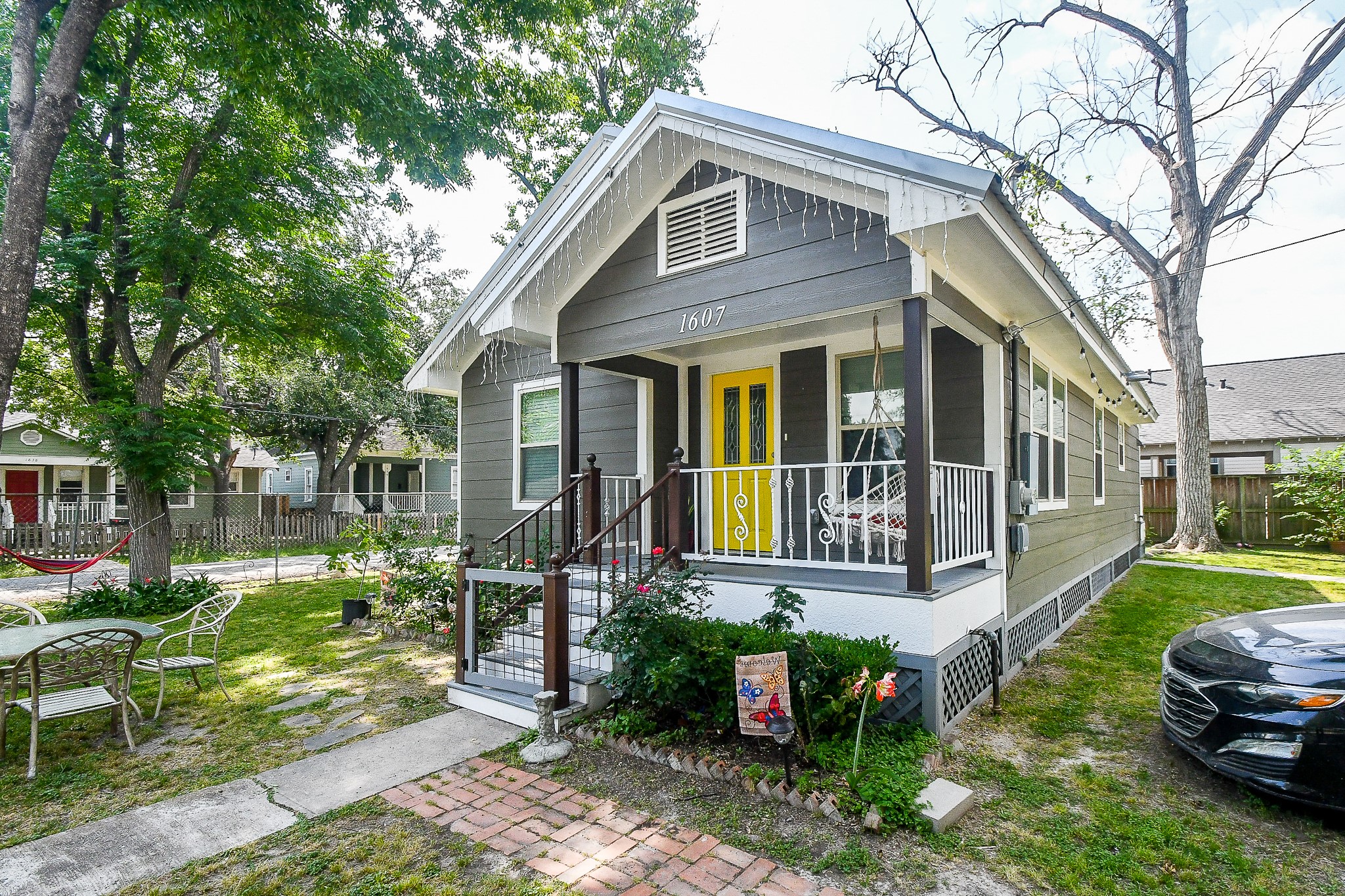 1607 Sylvester Road Houston, TX 77009 - Photo 4 of 32 a front view of a house with garden