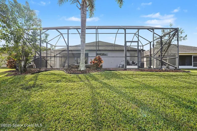 a view of a backyard