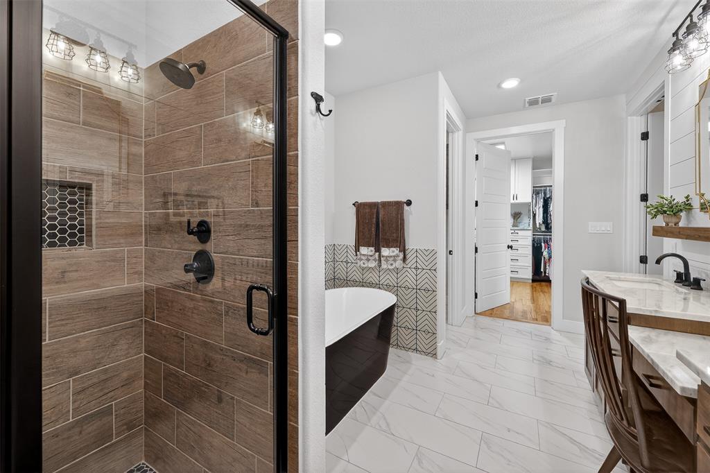 221 Proctor Lane Decatur, TX 76234 - Photo 21 of 30 a spacious bathroom with a bathtub and a shower