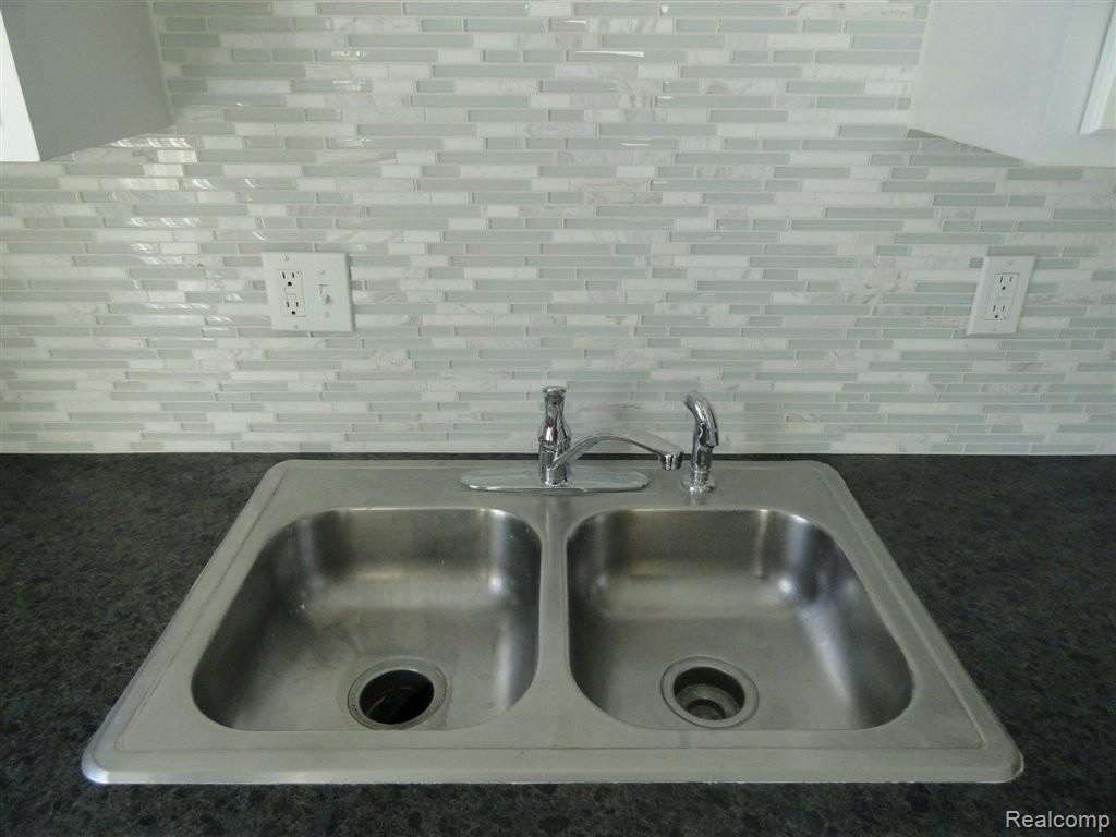 22156 Lambrecht Avenue Eastpointe, MI 48021 - Photo 5 of 18 Kitchen