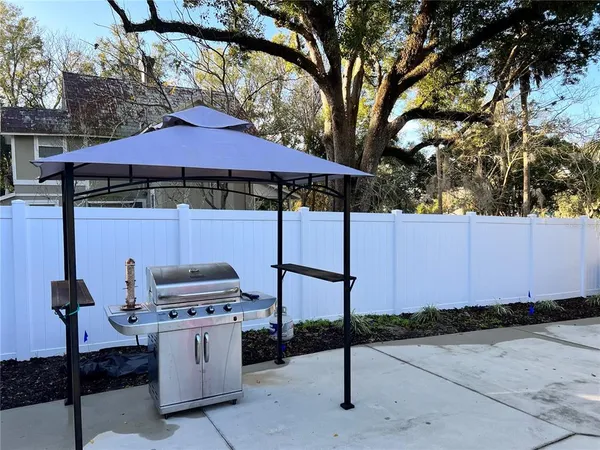 $2,600 | 810 North Tremain Street, Mount Dora, FL 32757