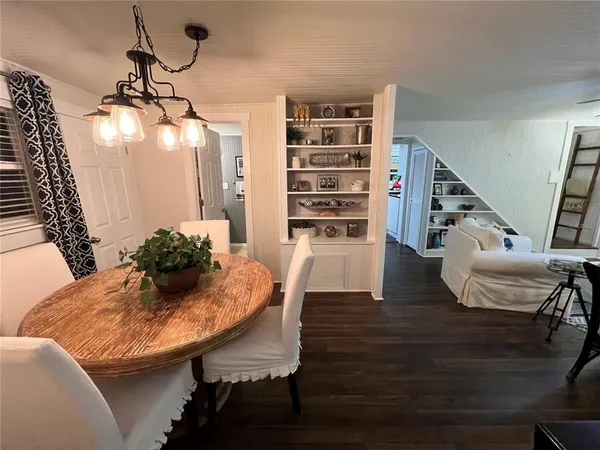 $2,600 | 810 North Tremain Street, Mount Dora, FL 32757