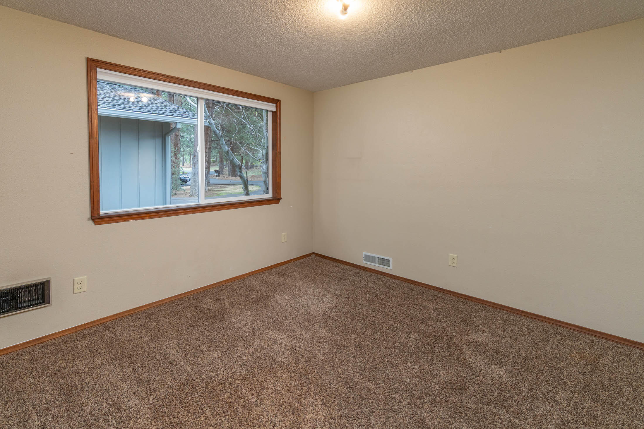 20316 Donkey Sled Road Bend, OR 97702 - Photo 19 of 50 an empty room with a window