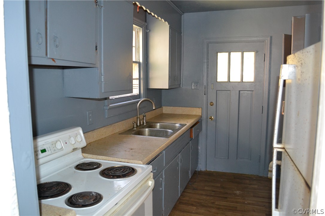 806 Northampton Road Petersburg, VA 23805 - Photo 4 of 11 a kitchen with a stove and a refrigerator