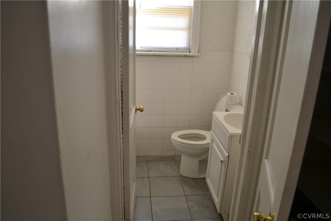 806 Northampton Road Petersburg, VA 23805 - Photo 10 of 11 a white toilet sitting next to a window