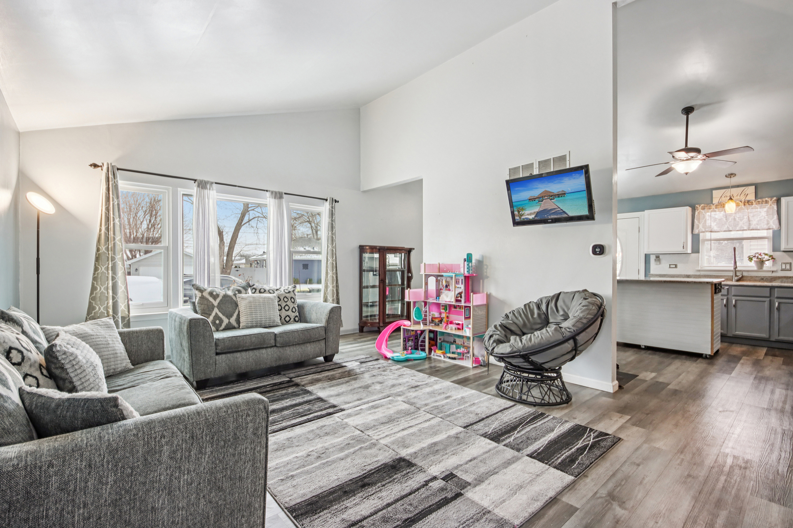 410 Riverside Drive Lakemoor, IL 60051 - Photo 3 of 21 a living room with furniture and wooden floor