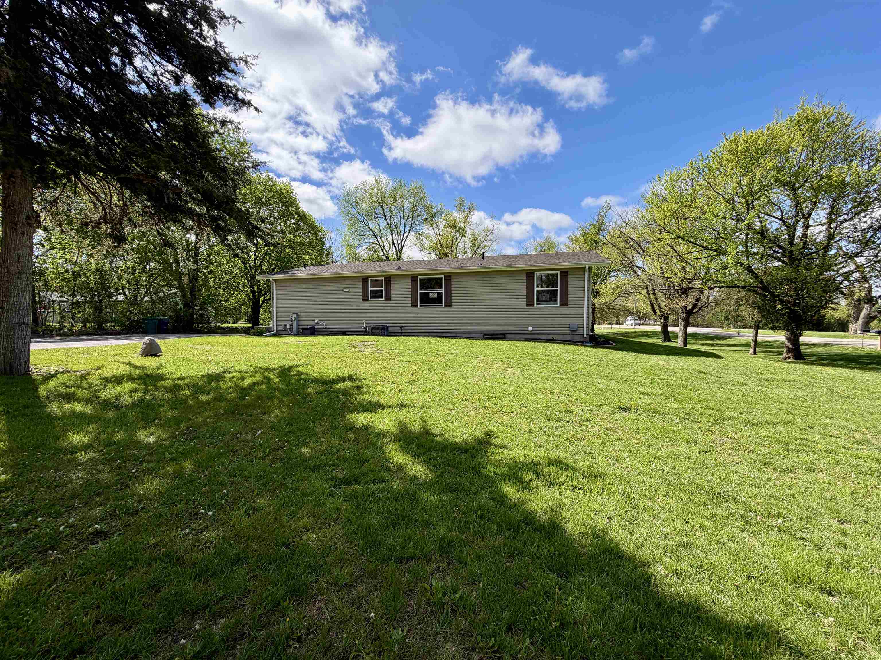 11530 West Brandherm Road Beloit, WI 53511 - Photo 2 of 40