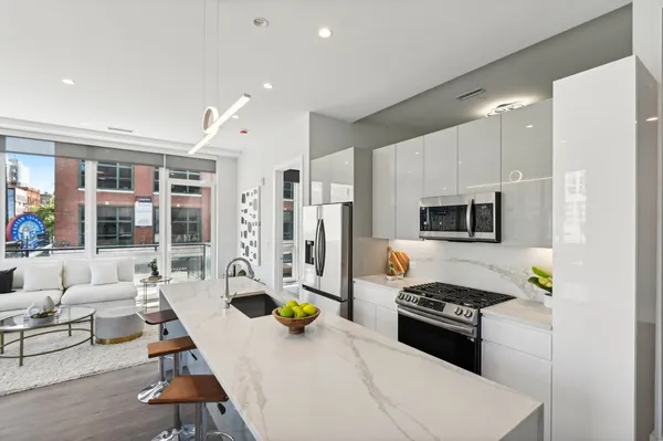 $4,795 | 812 West Adams Street, Unit 604, Chicago, IL 60607