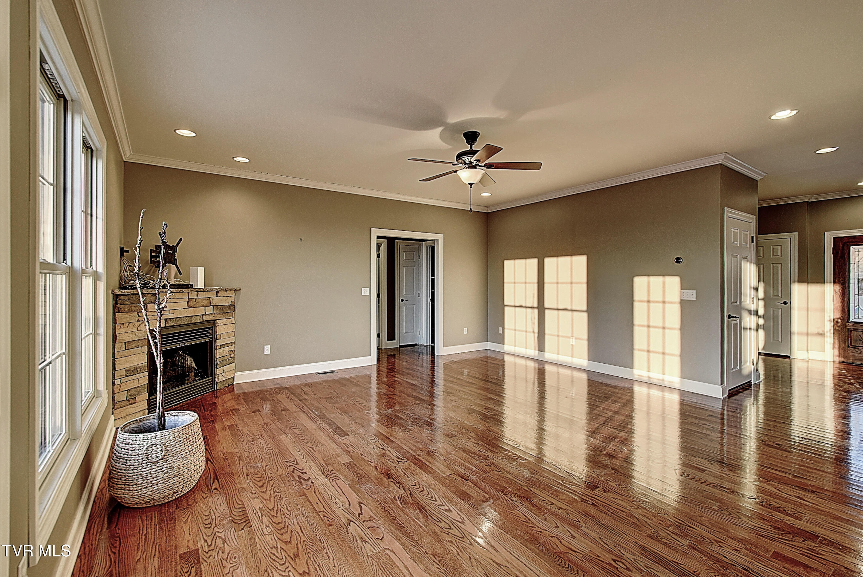 2325 Colonial View Road Kingsport, TN 37663 - Photo 11 of 56 Living Space