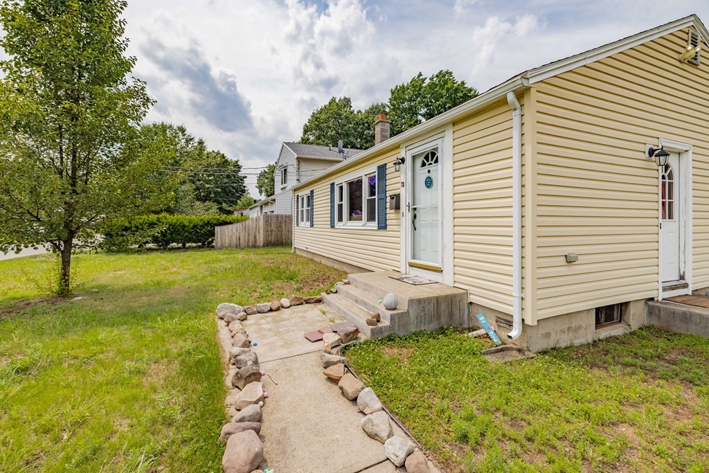78 Warwick Road Chicopee, MA 01020 - Photo 3 of 25 Gallery Image 3