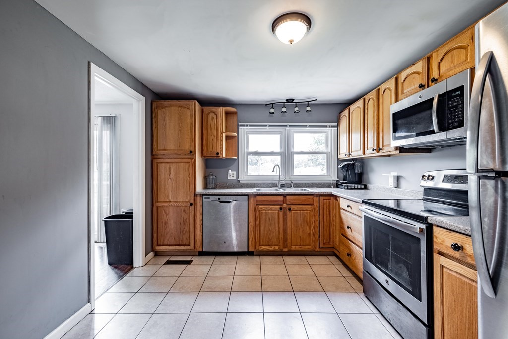 78 Warwick Road Chicopee, MA 01020 - Photo 4 of 25 Gallery Image 4