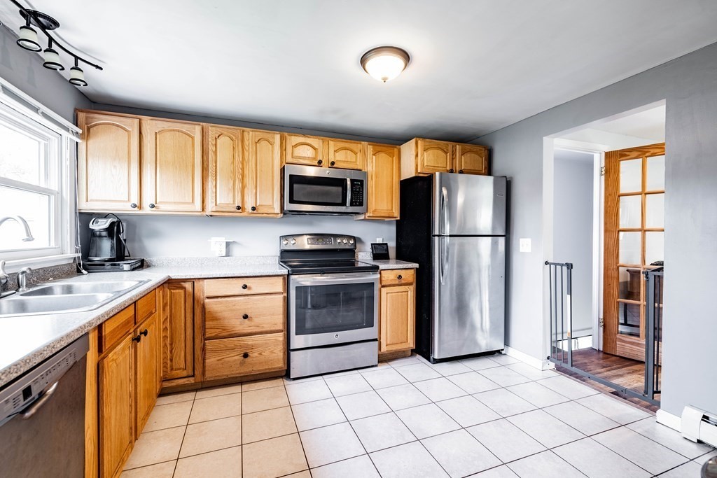 78 Warwick Road Chicopee, MA 01020 - Photo 5 of 25 Gallery Image 5