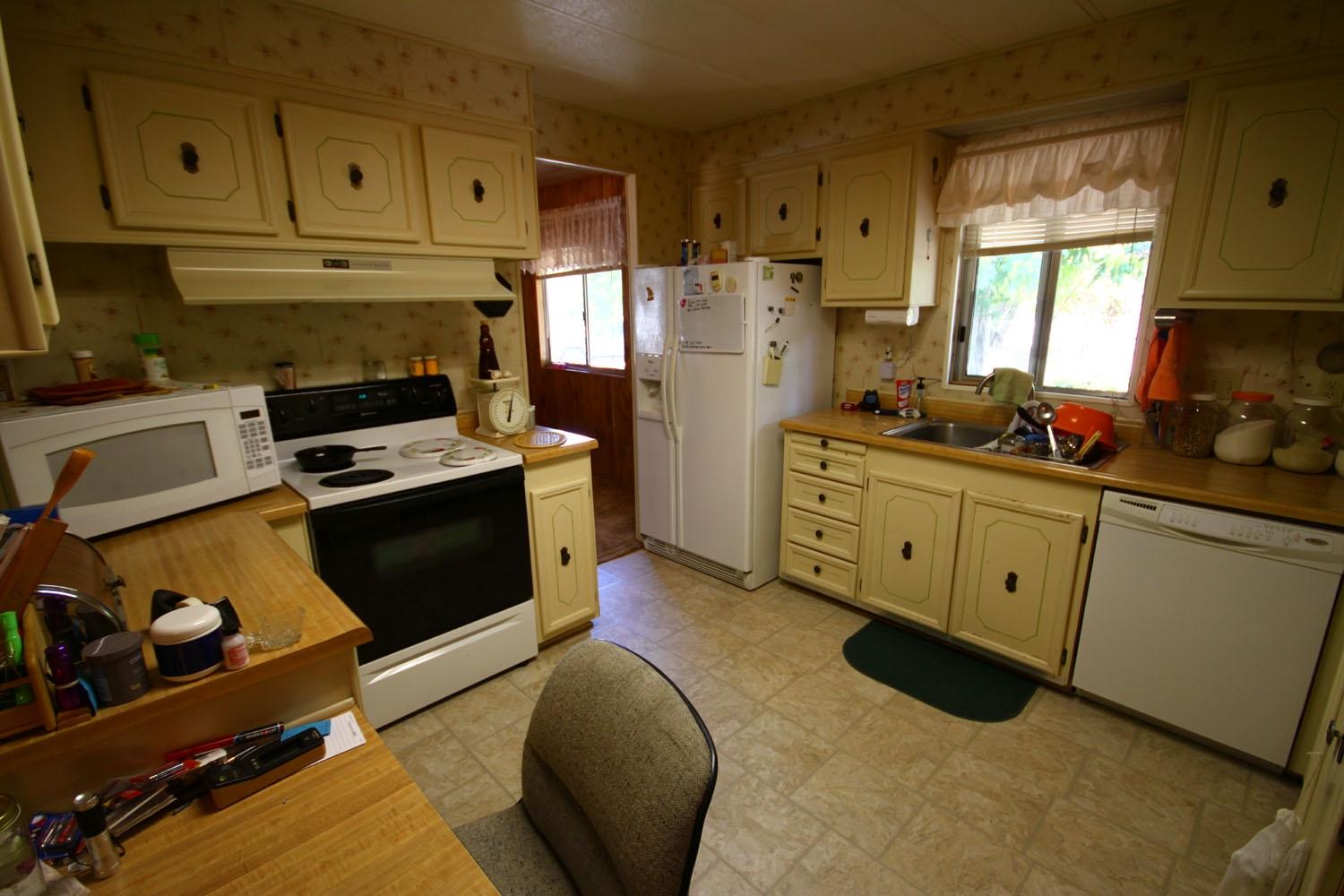 11845 Intermountain Road Redding, CA 96003 - Photo 6 of 19 Kitchen