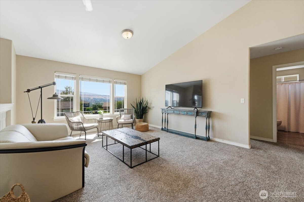 2132 West Honeysett Road Wenatchee, WA 98801 - Photo 13 of 38
