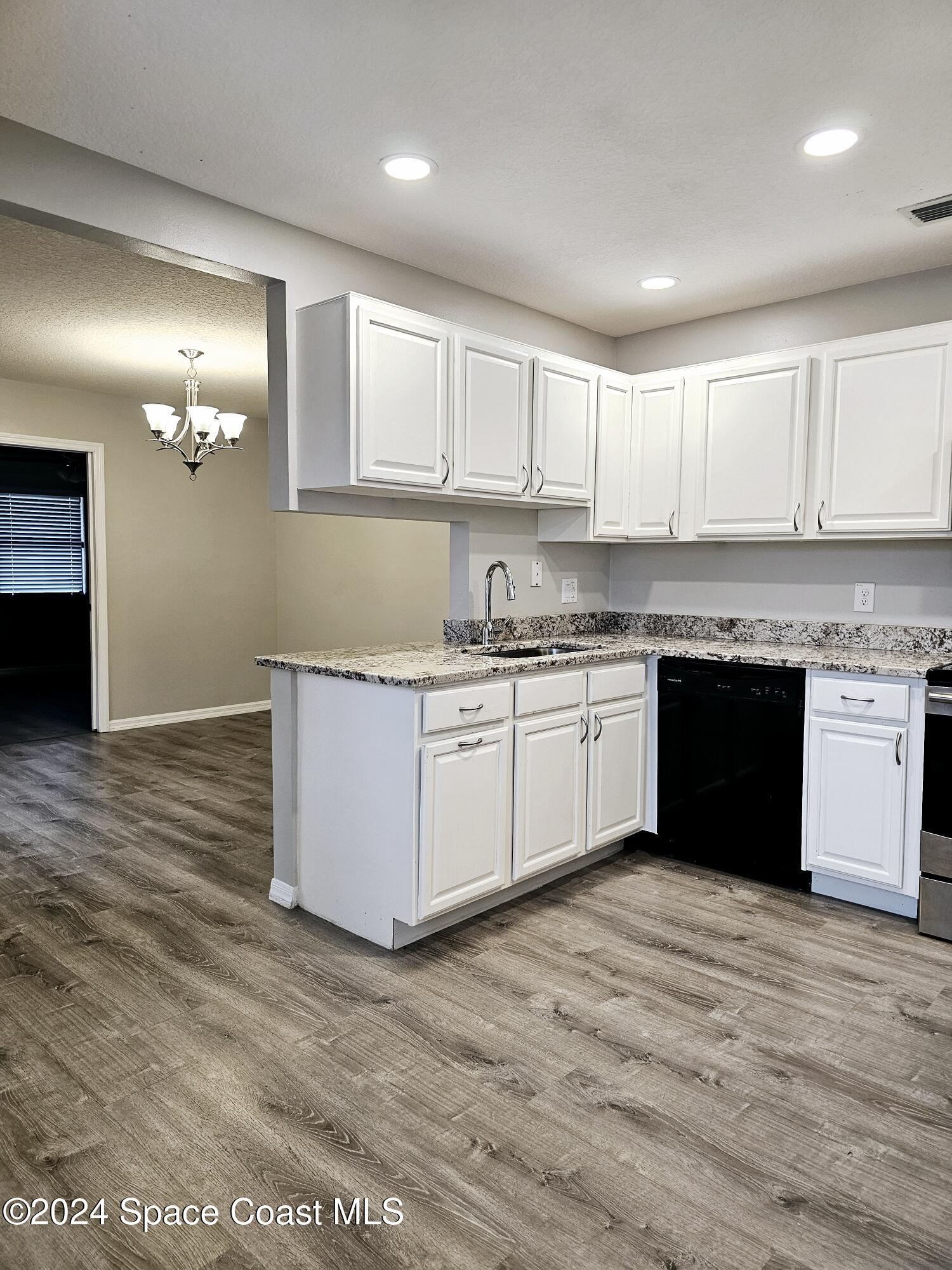130 Abalone Road Northwest Palm Bay, FL 32907 - Photo 10 of 32 Kitchen