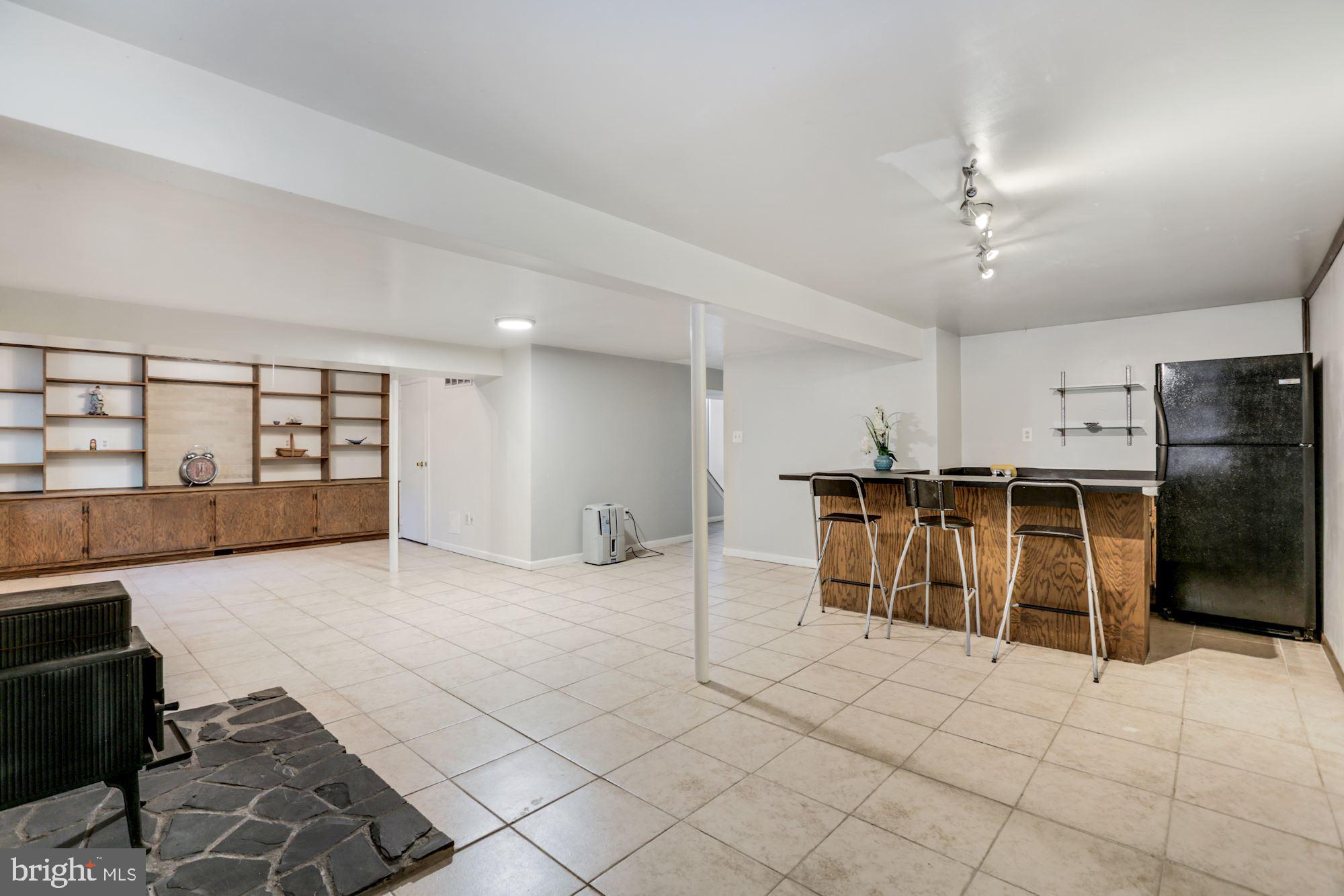 2233 Sanibel Drive Reston, VA 20191 - Photo 23 of 34 Recreation room with bar