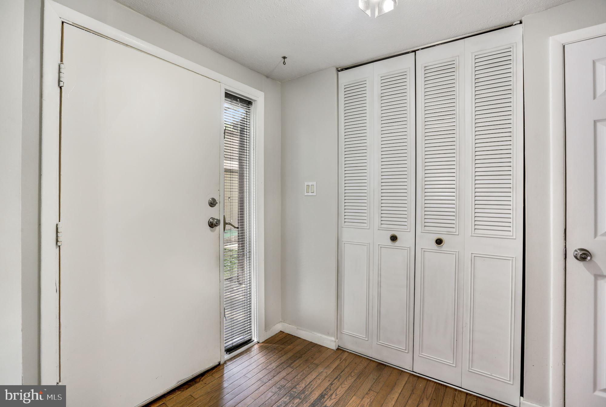 2233 Sanibel Drive Reston, VA 20191 - Photo 5 of 34 Foyer
