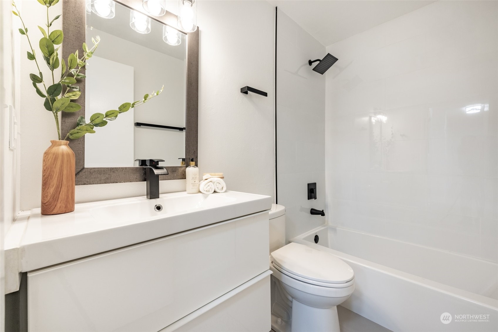 4219 Whitman Avenue North, Unit 2 Seattle, WA 98103 - Photo 9 of 14