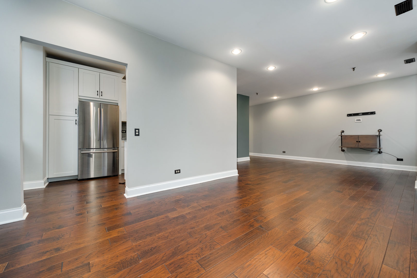 640 South Federal Street, Unit 708 Chicago, IL 60605 - Photo 6 of 20 an empty room with wooden floor and windows