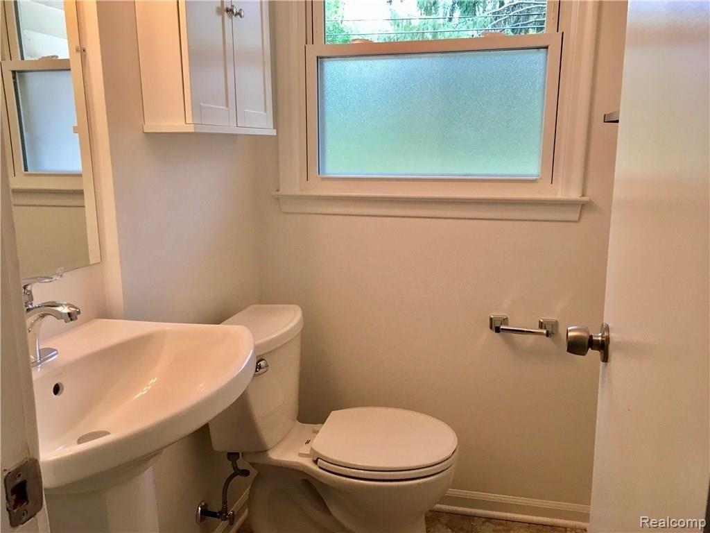 29800 Chelmsford Road Southfield, MI 48076 - Photo 5 of 13 IMG_5919.JPG